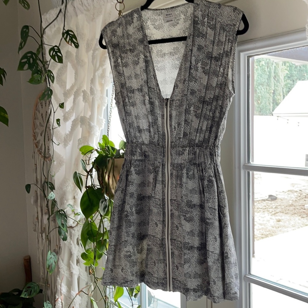 RVCA dress with pockets size small - Picture 1 of 7